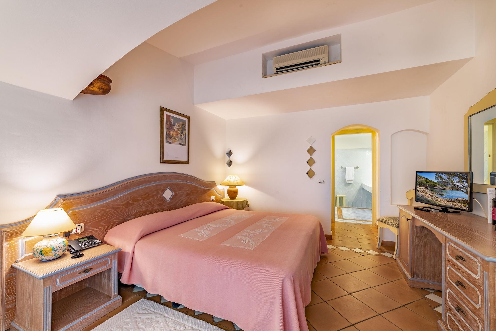 Hotel La Bisaccia Baja Sardinia Esterno foto